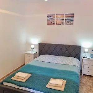Newly Decorated Close To Homestay